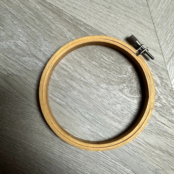 Vintage Wooden Embroidery Needlepoint Hoop 4" Taiwan Silver Metal Clasp - Picture 5 of 6